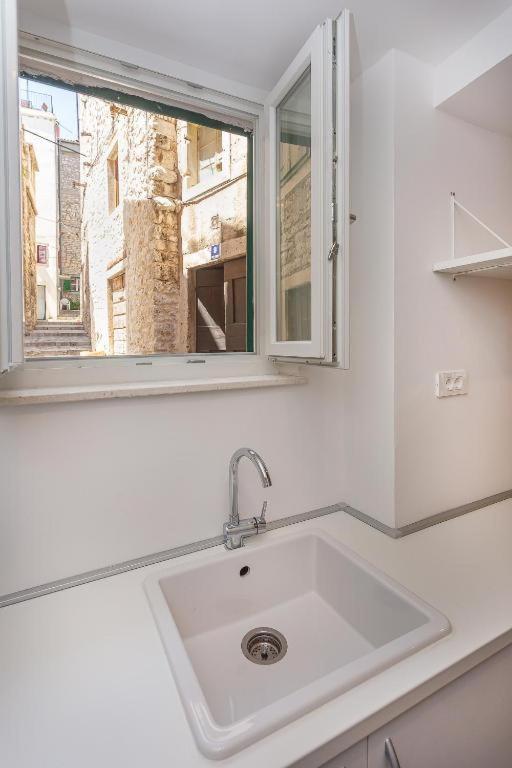 X Boutique Marinac Studio Apartments & Rooms Шибеник Экстерьер фото